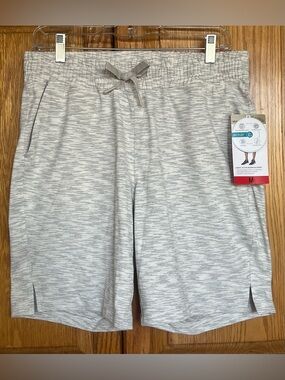 Mondetta Ladies Active Bermuda Short. Size medium. New with tags.